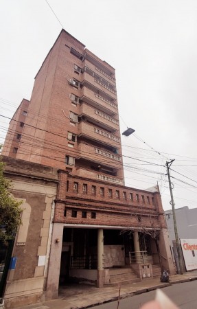 VENTA DOS DORMITORIOS Y COCHERA EN PLENO CENTRO