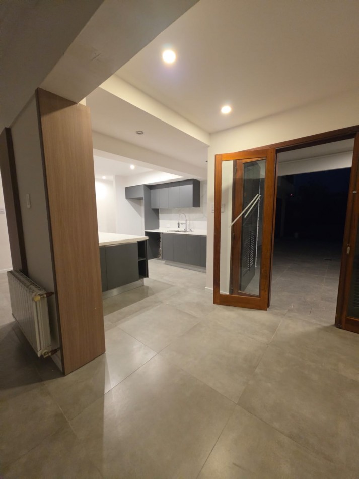 Casa a metros de la costanera: 3 dormitorios/jardin/pileta/quincho
