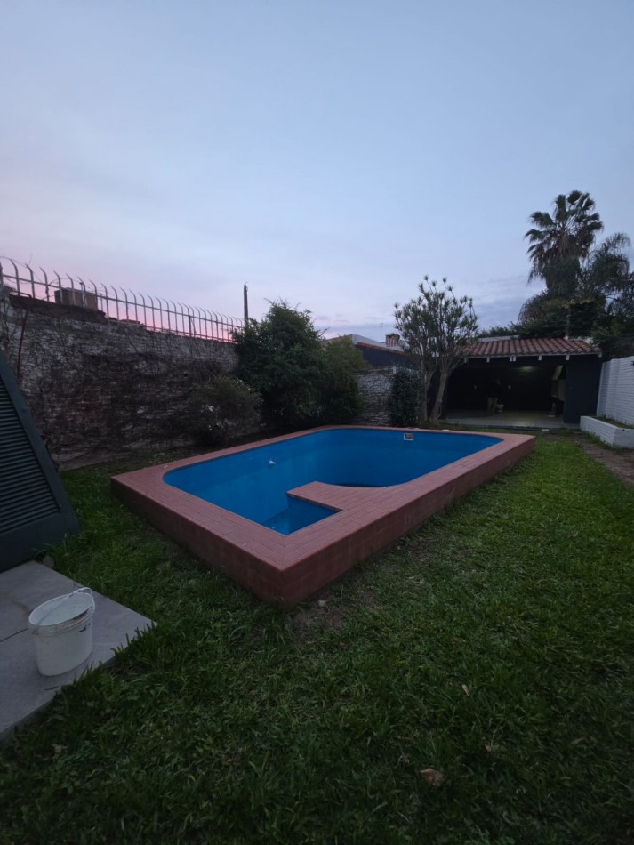 Casa a metros de la costanera: 3 dormitorios/jardin/pileta/quincho