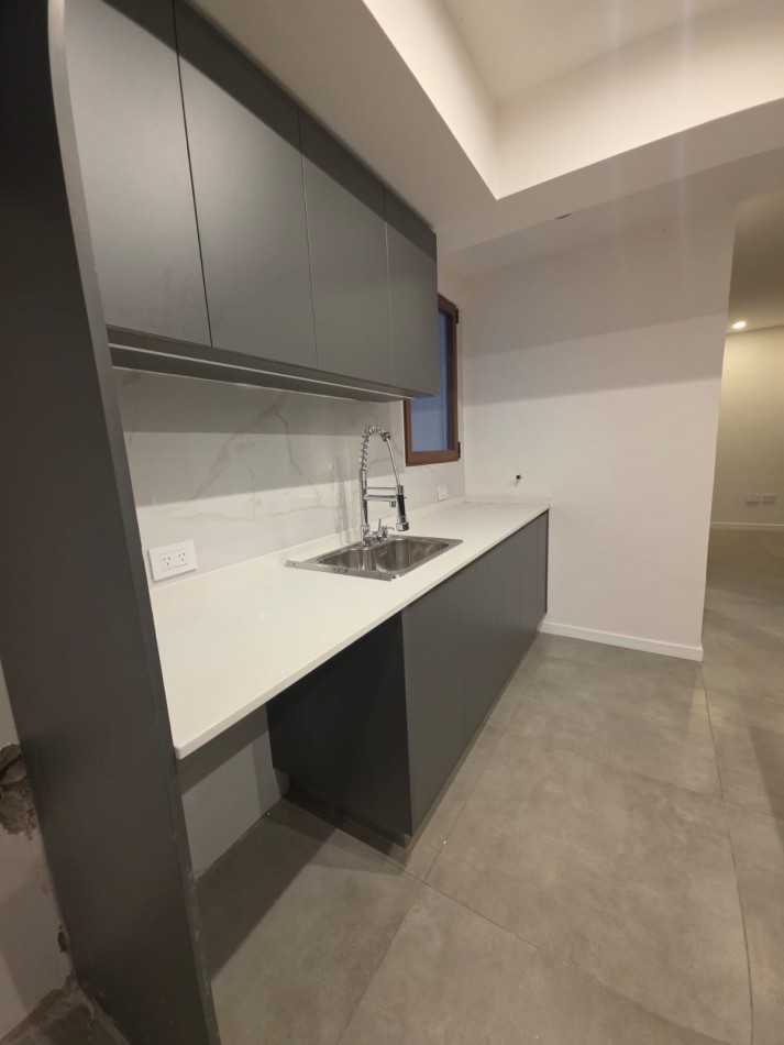 Casa a metros de la costanera: 3 dormitorios/jardin/pileta/quincho