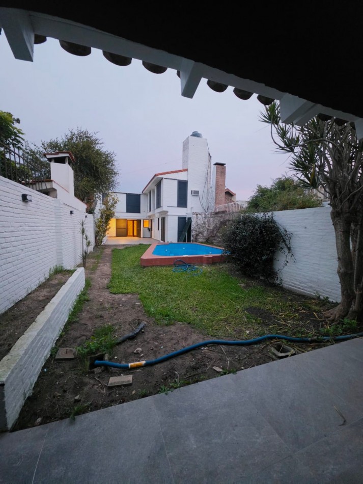 Casa a metros de la costanera: 3 dormitorios/jardin/pileta/quincho