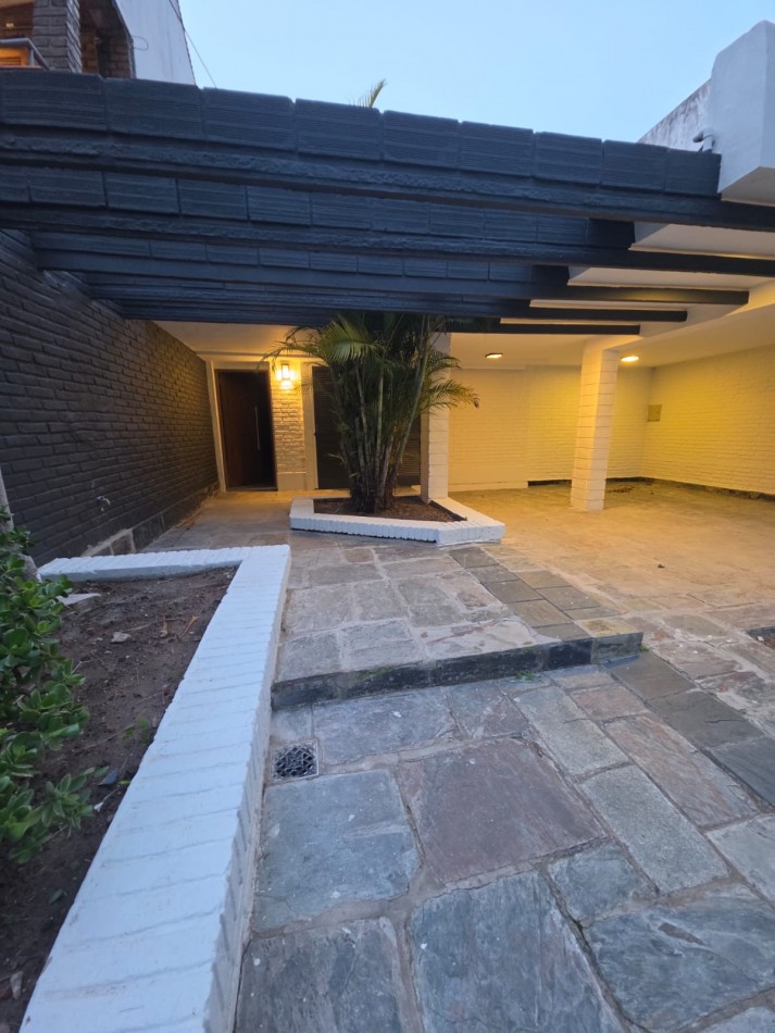 Casa a metros de la costanera: 3 dormitorios/jardin/pileta/quincho