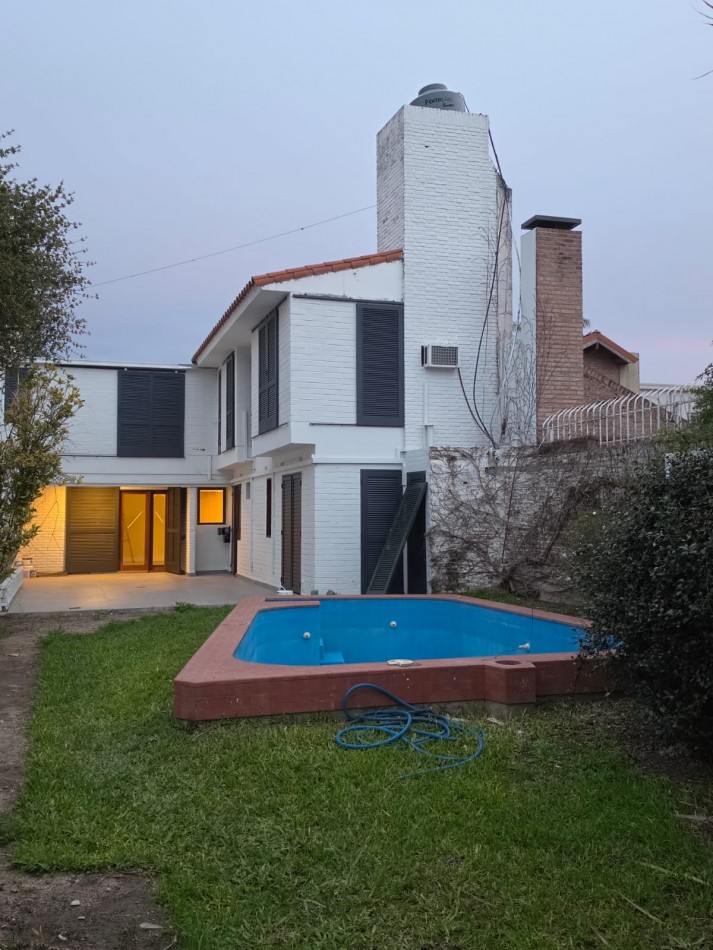 Casa a metros de la costanera: 3 dormitorios/jardin/pileta/quincho
