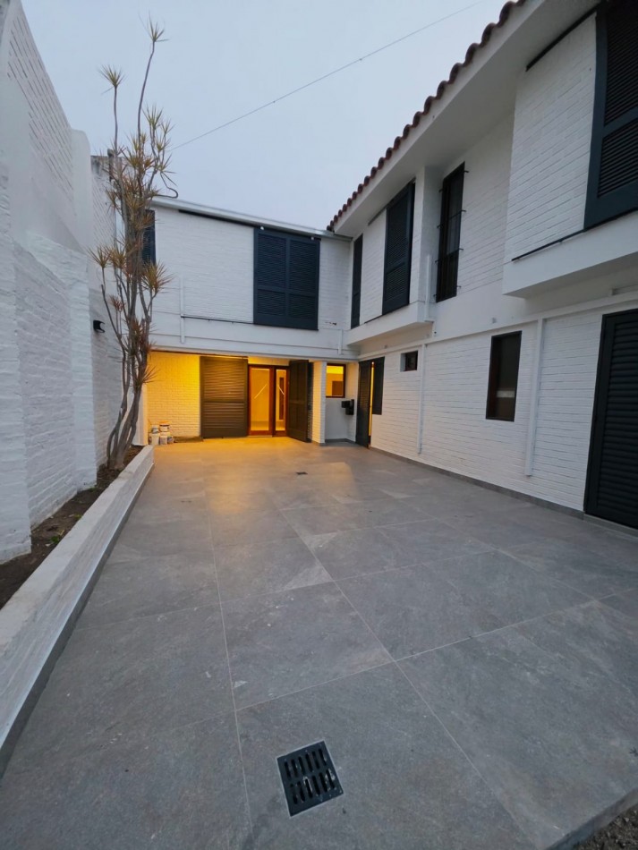 Casa a metros de la costanera: 3 dormitorios/jardin/pileta/quincho
