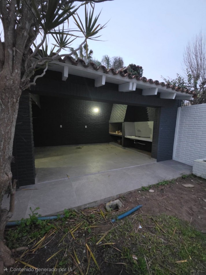 Casa a metros de la costanera: 3 dormitorios/jardin/pileta/quincho