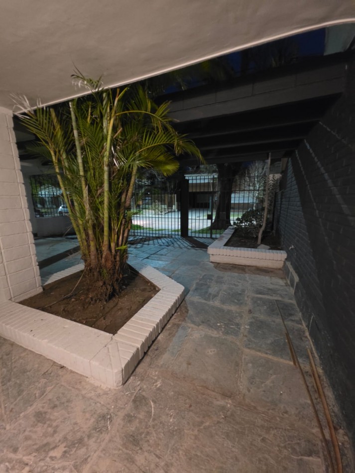 Casa a metros de la costanera: 3 dormitorios/jardin/pileta/quincho