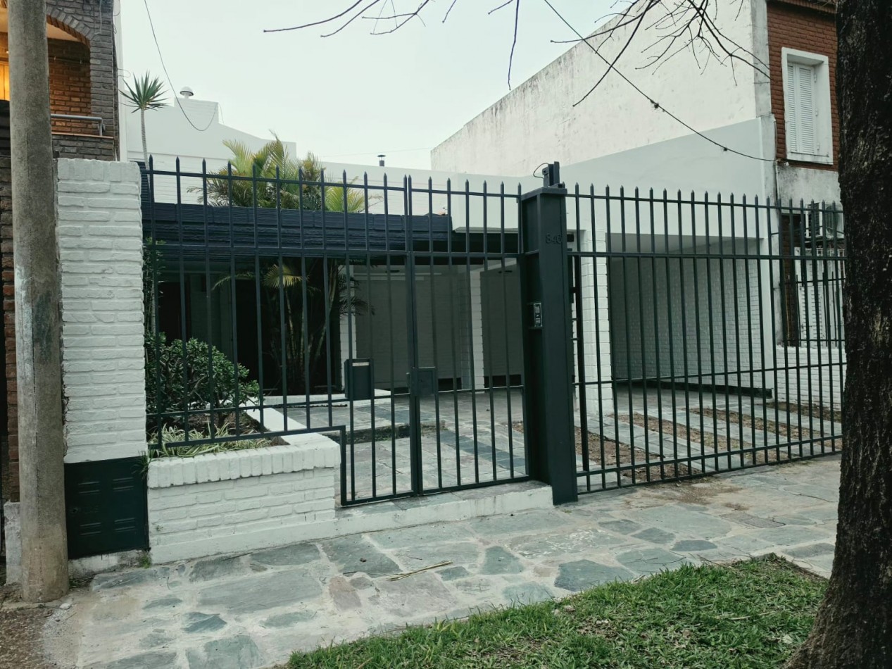 Casa a metros de la costanera: 3 dormitorios/jardin/pileta/quincho