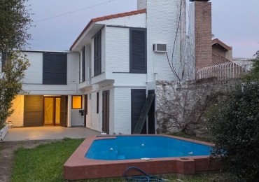 Casa a metros de la costanera: 3 dormitorios/jardin/pileta/quincho
